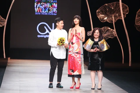 Top 11 Hoa hậu Thế giới Trần Ngọc Lan Khuê là vedette bộ sưu tập của Quang Nhật, trên sân khấu Vietnam International Fashion Week 2016 diễn ra tối qua. (Ảnh: BTC).