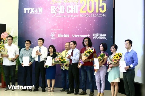 Các tác giả nhận giải A giải báo chí Thông tấn xã Việt Nam 2015. (Ảnh: Minh Chiến/Vietnam+)