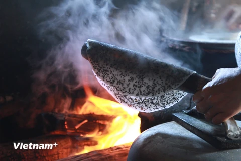 [Video] Người dân Quảng Bình làm bánh tráng thủ công giữa nắng 40 độ