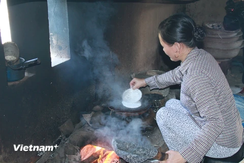 Bất chấp cái nóng mùa Hè 40 độ C ngoài trời, hay 50-60 độ C cạnh bếp lò, người dân Tân An vẫn miệt mài tráng bánh. (Ảnh: Xuân Mai/Vietnam+)