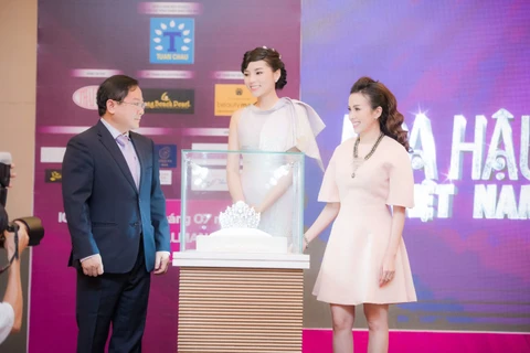 Trưởng ban tổ chức - ông Lê Xuân Sơn và Hoa hậu Việt Nam 2014 Nguyễn Cao Kỳ Duyên nhận vương miện từ đơn vị tài trợ. (Ảnh: BTC)