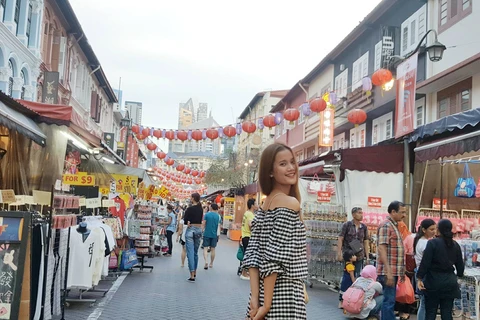 Nguyễn Oanh trên đường phố Singapore. (Ảnh: BeU Models)