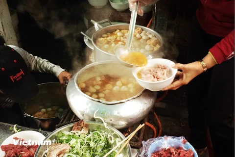 Quán bún bò Huế ở ngõ Hùng Vương chỉ mở bán từ 7 giờ đến 9 giờ mỗi ngày là hết hàng. (Ảnh: Xuân Mai/Vietnam+)