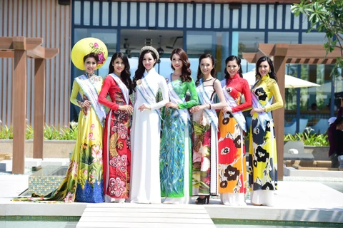 Các thí sinh Việt kiều khoe sắc với áo dài truyền thống. (Ảnh: BTC)