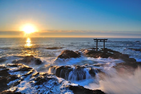 Cổng thần đạo Kamiiso no Torii "mọc" ngoài Thái Bình Dương. (Nguồn ảnh: Sở Du lịch tỉnh Ibaraki)