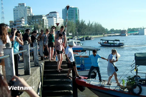 Du khách quốc tế thăm quan chợ nổi Cái Răng, Cần Thơ. (Ảnh: Xuân Mai/Vietnam+)