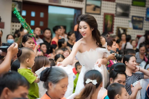 Tân Hoa hậu Mỹ Linh tặng quà cho các em nhỏ bị bệnh hiểm nghèo. (Ảnh: Chí Linh)