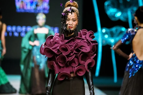 Một thiết kế trong bộ sưu tập của Frederick Lee được giới thiệu trong khuôn khổ Vietnam International Fashion Week Xuân Hè 2016. (Ảnh: BTC)
