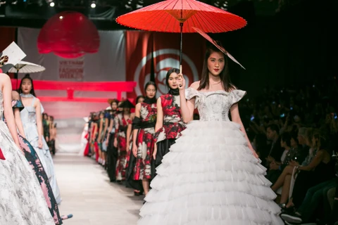 Siêu mẫu Thu Hằng trong chiếc váy làm từ 150m vải đính hạt swarovski của nhà thiết kế Phương My. (Ảnh: BTC) 