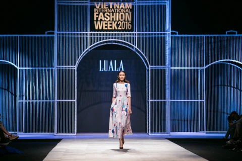 Thương hiệu thời trang LUALA by Vũ Tá Linh đã mang đến cho khán giả những khoảnh khắc đẹp của hội họa, âm nhạc và thời trang. (Ảnh: BTC)
