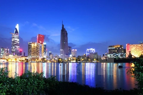 Một góc trung tâm Thành phố Hồ Chí Minh bên sông Sài Gòn. (Ảnh: Ngọc Hà/TTXVN)