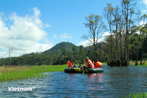 Du khách khám phá hồ Tuyền Lâm ở Đà Lạt. (Ảnh: Xuân Mai/Vietnam+)