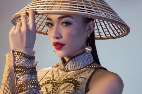 Ngắm trang phục dân tộc độc đáo của Lệ Hằng ở Miss Universe 2016