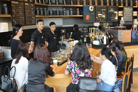 Khách hàng tương tác trực tiếp và tìm hiểu thông tin về càphê với các chuyên gia pha chế. (Ảnh: Starbucks)