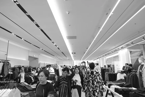 Vừa chính thức khai trương cửa hàng đầu tiên tại Hà Nội, Zara đã khiến những tín đồ của thương hiệu thời trang này không khỏi bất ngờ khi tọa lạc trên tổng diện tích lên đến hơn 4.500m2. (Ảnh: Zara)