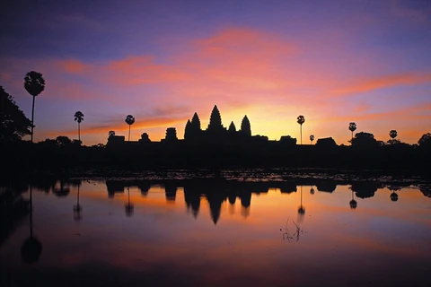 Hình ảnh soi bóng xuống nước kỳ ảo của đền thờ Angkor Wat, Campuchia dưới ánh hoàng hôn. (Nguồn: Getty Images)