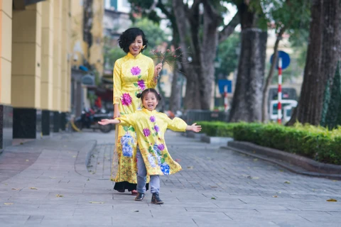 Những thiết kế áo dài đôi dễ thương dành cho mẹ và con gái. (Ảnh: Trần Thương)