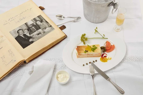 Món Mille feuille saumon & caviar d’olive. (Ảnh: Khách sạn Mövenpick Hanoi)