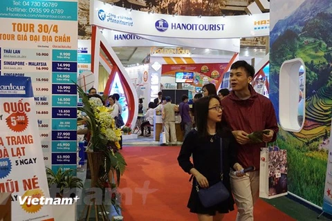 Khách đến thăm quan Hội chợ Du lịch quốc tế Việt Nam lần thứ 5-2017.(Ảnh: PV/Vietnam+)