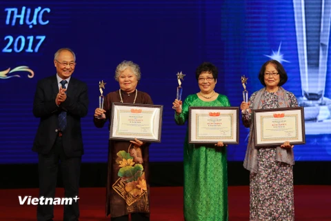 Ba nghệ nhân ẩm thực được trao giải Nghệ nhân nấu ăn hàng đầu Việt Nam. (Ảnh: Minh Sơn/Vietnam+)