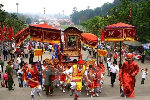 Đoàn rước kiệu lên Đền Hùng mùa lễ hội năm 2017. (Ảnh: Trung Kiên/TTXVN)
