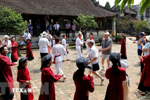 Du khách tham gia trình diễn các điệu Xoan cùng các nghệ nhân, diễn viên phường Xoan An Thái, tại đình Hùng Lô, thành phố Việt Trì. (Ảnh: Trung Kiên/TTXVN)