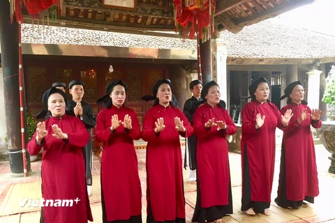Các nghệ nhân trình diễn ở miếu Lãi Lèn, thành phố Việt Trì. (Ảnh: X.Mai/Vietnam+)