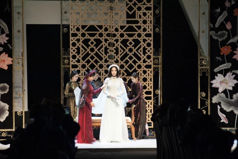 Diễn viên Chiều Xuân và Ngọc Trinh xuất hiện trên sàn diễn thời trang trong vai 'mẹ chồng nàng dâu.' (Ảnh: BTC)