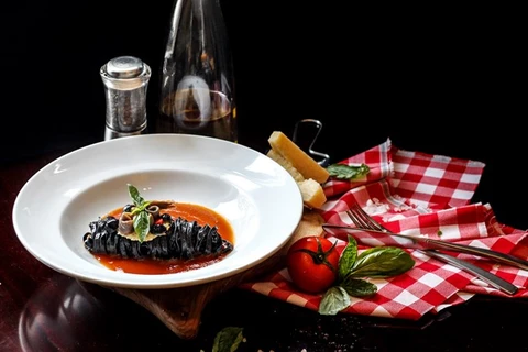 Món mỳ đen Italy có tên gọi Black Fetttucine Puttanesca. (Ảnh có tính minh họa: InterContinental Hanoi Westlake)