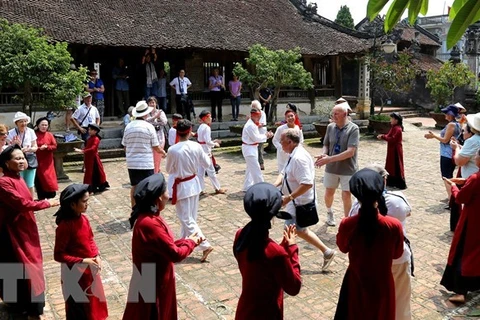 Du khách tham gia trình diễn các điệu Xoan cùng các nghệ nhân phường Xoan An Thái, tại đình Hùng Lô, thành phố Việt Trì. (Ảnh có tính minh họa-Trung Kiên/TTXVN)