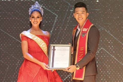 Hoa hậu Quốc tế 2017 Barbara Vitorelli trao bản quyền tham dự Miss Global tại Hà Nội. (Ảnh: Hòa Nguyễn)