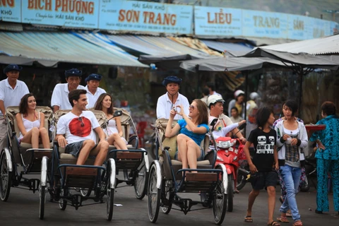 Khách quốc tế thích thú khám phá tour chợ quê của người dân bản địa ở Nha Trang. (Ảnh: Herbert Ypma)