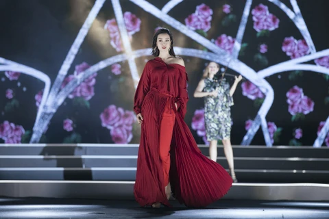 Hoa hậu Đỗ Mỹ Linh là vedette của show diễn. (Ảnh: Kiếng Cận)