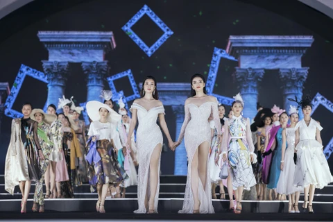 [Photo] Hoa hậu, Á hậu lộng lẫy trên sàn diễn thời trang