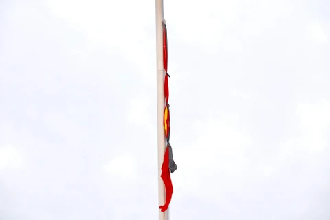 úng 6 giờ sáng ngày hôm nay đã diễn ra nghi thức thượng cờ rủ tại quảng trường Ba Đình. (Ảnh: Lê Minh Sơn/Vietnam+)