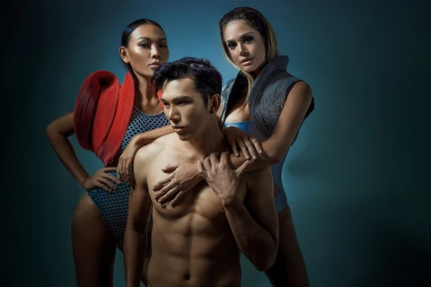 Manhunt 2017 Trương Ngọc Tình và người mẫu Diệu Huyền vừa thực hiện bộ hình thời trang đồ bơi cùng Miss Earth 2013 Alyz Henrich đến từ Venezuela.