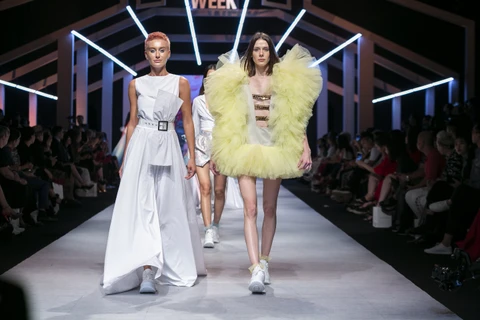 Nhà tạo mốt Thổ Nhĩ Kỳ phá cách giày thể thao với váy thướt tha