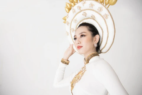 Thùy Tiên cũng vừa hé lộ bộ quốc phục mà cô sẽ trình diễn tại cuộc thi Miss International 2018. (Ảnh: Mon Trần)