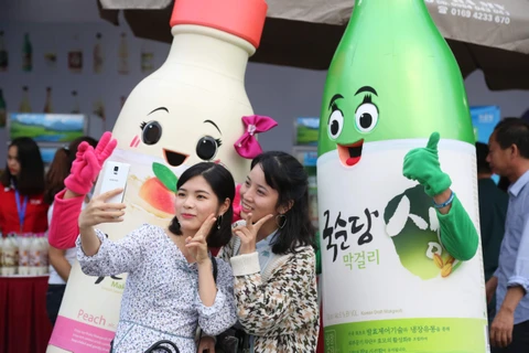 Giới trẻ khám phá rượu gạo Hàn Quốc tại lễ hội ẩm thực Việt-Hàn