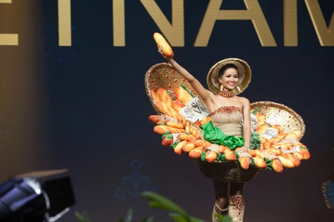 Hôm qua, H’Hen Niê và các thí sinh Miss Universe 2018 vừa bước vào phần thi National Costume. (Ảnh: BTC)