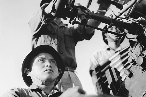 Các chiến sỹ pháo cao xạ đánh trả máy bay Mỹ, bảo vệ vùng trời thủ đô Hà Nội, tháng 12/1972. (Ảnh: Chu Chí Thành)
