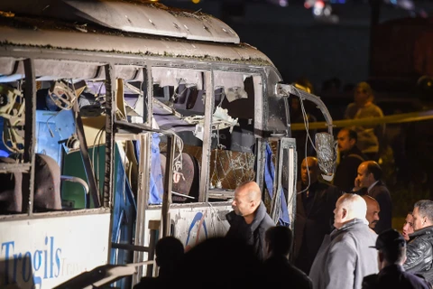 Chiếc xe bus chở đoàn du khách Việt Nam vỡ nát dưới sức ép của quả bom được cài và kích nổ ven đường. (Nguồn: TTXVN)