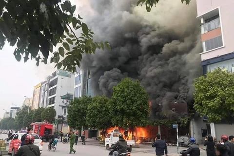 Hà Nội: Một cửa hàng ăn uống ở Nguyễn Văn Huyên bốc cháy dữ dội