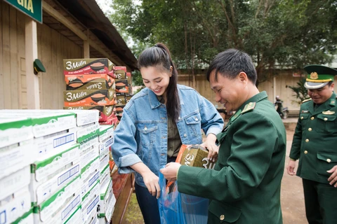 [Photo] Ấm áp ngày trở về bản Nịu trao quà Tết của Hoa hậu Tiểu Vy