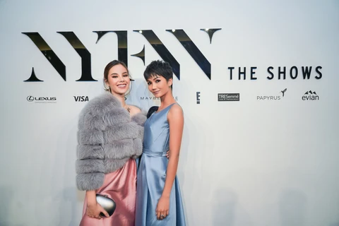 H'Hen Niê cùng đương kim Miss Universe đến New York Fashion Week