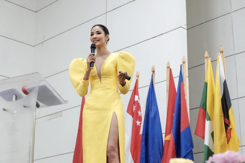 Á Hậu Hoàng Thùy, diễn giả chính của chương trình Asean Youth Engagement Summit 2019 vừa qua, tại Philippines. (Ảnh: Danah Pascual/Vietnam+)
