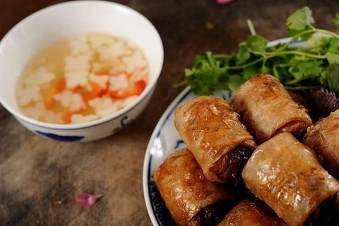 Món nem hương vị truyền thống của nghệ nhân Ánh Tuyết. (Ảnh: CTV/Vietnam+)