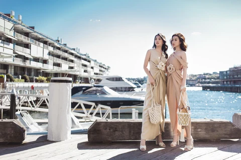 Hai Hoa hậu quyến rũ giữa bầu trời xanh ngắt Sydney. (Ảnh: Huy Nguyễn/Vietnam+)