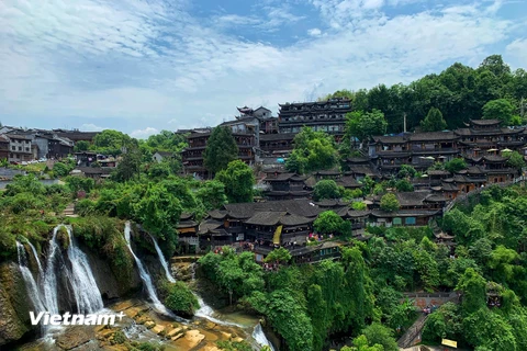 'Cổ trấn treo trên thác nước' là cái tên quen thuộc mà du khách gọi nơi đây, bởi điểm cao nhất Phù Dung trấn cao tới 927 mét và nơi thấp nhất 139 mét, nằm trải dài trên diện tích 42km2 của dãy núi Sùng Sơn huyền bí. (Xuân Mai/Vietnam+)
