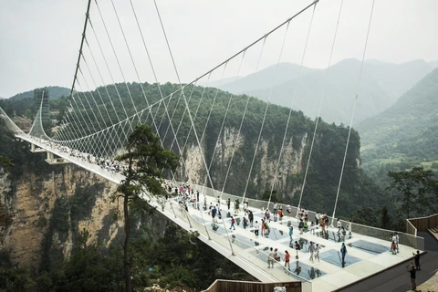 Thử cảm giác mạnh với cây cầu kính dài nhất thế giới ở Trương Gia Giới